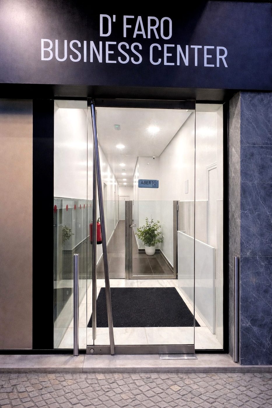 Entrada do D'Faro Business Center na Rua Infante Dom Henrique