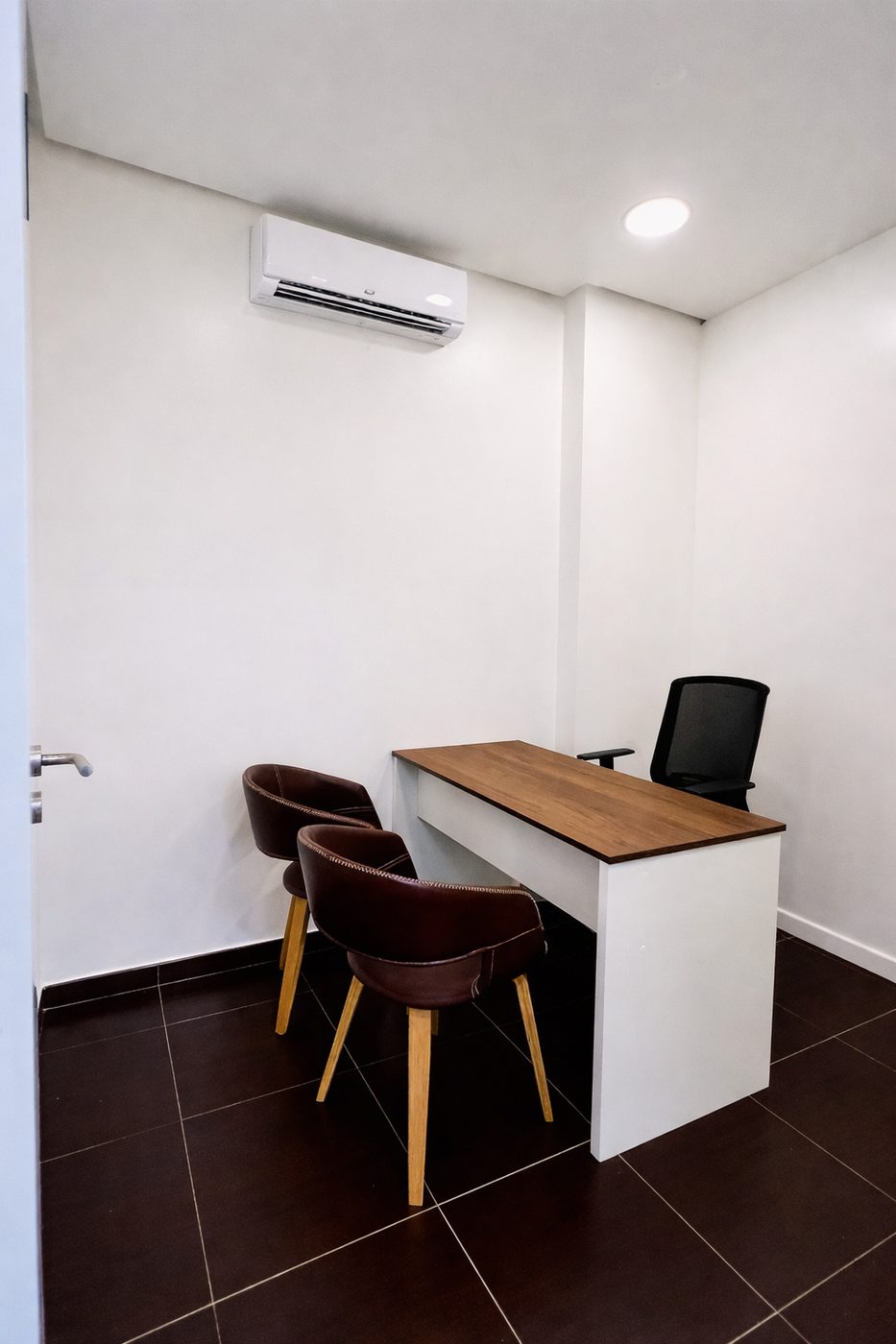 Gabinete 7 — escritório privado de 5–6 m² no D'Faro Business Center, Faro